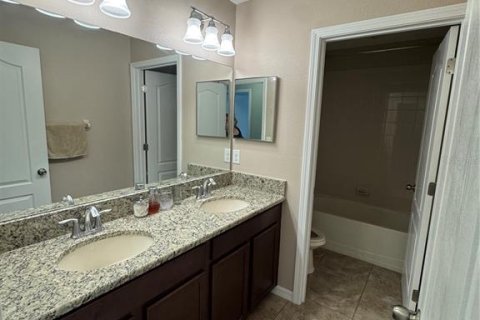 House in New Port Richey, Florida 5 bedrooms, 231.51 sq.m. № 2157833 - photo 30