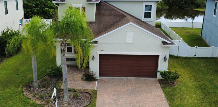 House in New Port Richey, Florida 5 bedrooms, 231.51 sq.m. № 2157833