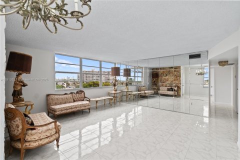 Купить кондоминиум в Майами, Флорида 2 спальни, 105.91м2, № 1965912 - фото 3