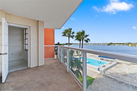 Купить кондоминиум в Майами, Флорида 2 спальни, 105.91м2, № 1965912 - фото 2