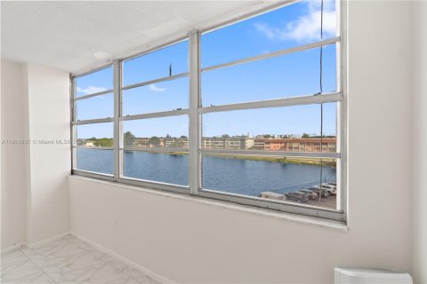 Купить кондоминиум в Майами, Флорида 2 спальни, 105.91м2, № 1965912 - фото 18