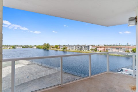 Кондоминиум с 2 спальнями в Майами, Флорида № 1965912