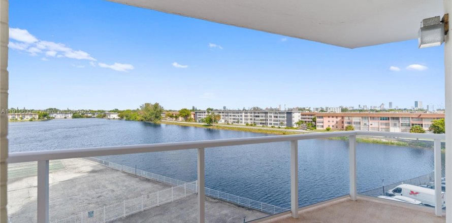 Кондоминиум с 2 спальнями в Майами, Флорида № 1965912