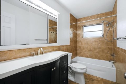 House in Sarasota, Florida 4 bedrooms, 151.43 sq.m. № 2367118 - photo 17