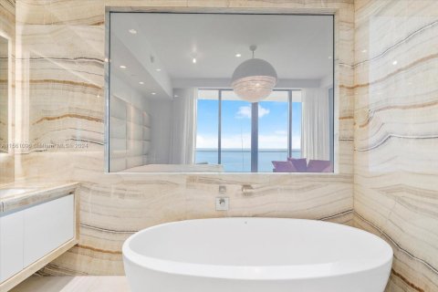 Condo in Sunny Isles Beach, Florida, 4 bedrooms  № 1867073 - photo 30
