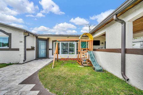 Villa ou maison à vendre à Lauderdale Lakes, Floride: 3 chambres, 175.68 m2 № 2087435 - photo 2