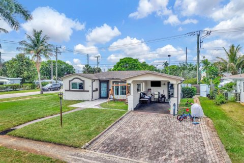 Villa ou maison à Lauderdale Lakes, Floride 3 chambres, 175.68 m2 № 2087435