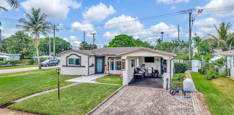 Villa ou maison à Lauderdale Lakes, Floride 3 chambres, 175.68 m2 № 2087435
