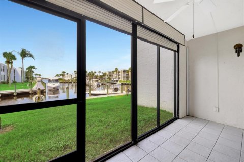 Condo in Stuart, Florida, 1 bedroom № 2190273 - photo 16