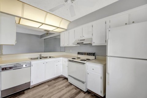 Condo in Stuart, Florida, 1 bedroom № 2190273 - photo 13