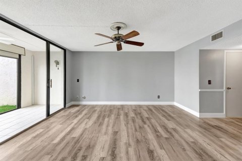 Condo in Stuart, Florida, 1 bedroom № 2190273 - photo 10