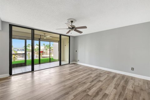 Condo in Stuart, Florida, 1 bedroom № 2190273 - photo 11