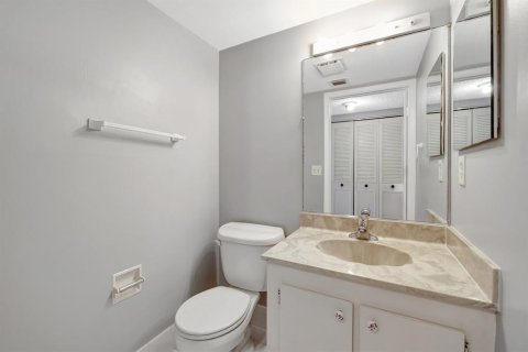 Condo in Stuart, Florida, 1 bedroom № 2190273 - photo 9
