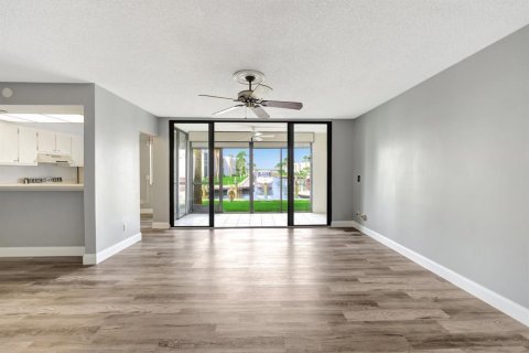 Condo in Stuart, Florida, 1 bedroom № 2190273 - photo 4