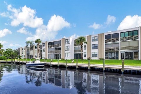 Condo in Stuart, Florida, 1 bedroom № 2190273 - photo 2