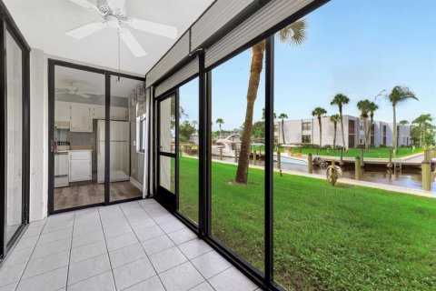 Condo in Stuart, Florida, 1 bedroom № 2190273 - photo 15