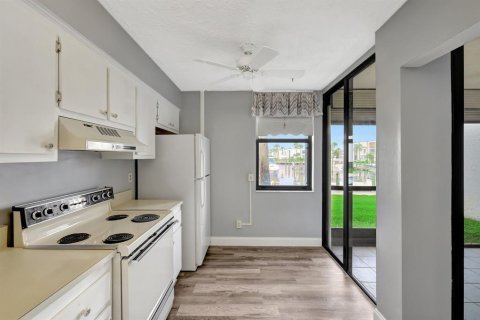 Condo in Stuart, Florida, 1 bedroom № 2190273 - photo 12