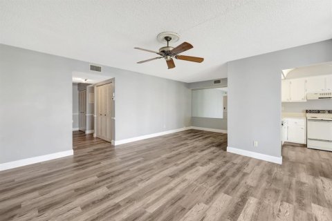 Condo in Stuart, Florida, 1 bedroom № 2190273 - photo 17