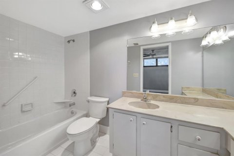 Condo in Stuart, Florida, 1 bedroom № 2190273 - photo 19
