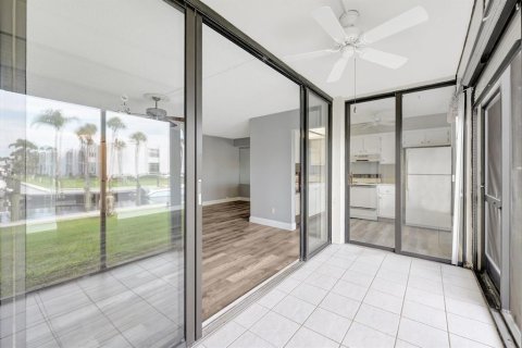 Condo in Stuart, Florida, 1 bedroom № 2190273 - photo 14