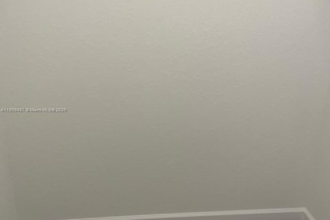 Casa en venta en Miami, Florida, 3 dormitorios, 131.27 m2 № 1967440 - foto 7