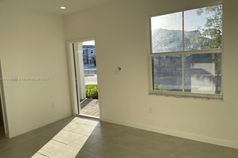 Casa en venta en Miami, Florida, 3 dormitorios, 131.27 m2 № 1967440 - foto 3