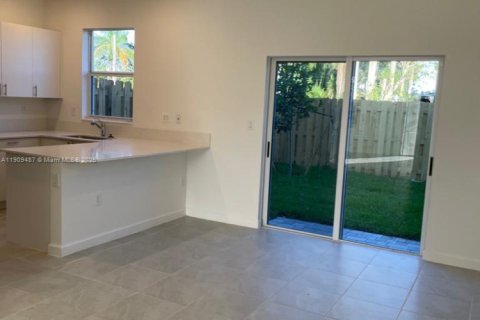 Casa en venta en Miami, Florida, 3 dormitorios, 131.27 m2 № 1967440 - foto 5