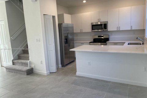 Casa en venta en Miami, Florida, 3 dormitorios, 131.27 m2 № 1967440 - foto 4