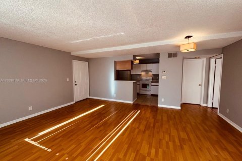 Condo in Pompano Beach, Florida, 1 bedroom № 2086580 - photo 12
