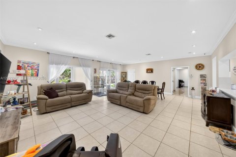 Casa en venta en Miami, Florida, 4 dormitorios, 269.23 m2 № 2087587 - foto 22