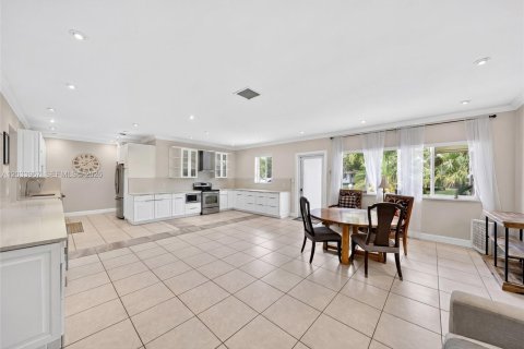 Casa en venta en Miami, Florida, 4 dormitorios, 269.23 m2 № 2087587 - foto 13