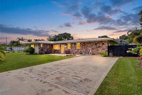 House in Miami, Florida 4 bedrooms, 269.23 sq.m. № 2087587