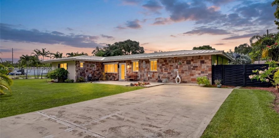 Casa en Miami, Florida 4 dormitorios, 269.23 m2 № 2087587