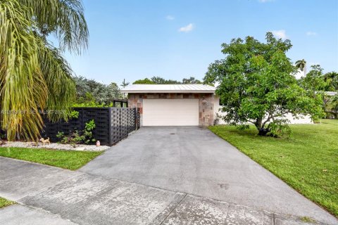 Casa en venta en Miami, Florida, 4 dormitorios, 269.23 m2 № 2087587 - foto 5