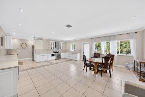 Casa en venta en Miami, Florida, 4 dormitorios, 269.23 m2 № 2087587 - foto 12