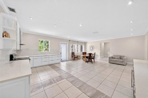 Casa en venta en Miami, Florida, 4 dormitorios, 269.23 m2 № 2087587 - foto 14