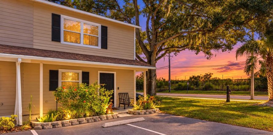 Townhouse in Oldsmar, Florida 2 bedrooms, 100.33 sq.m. № 2394203