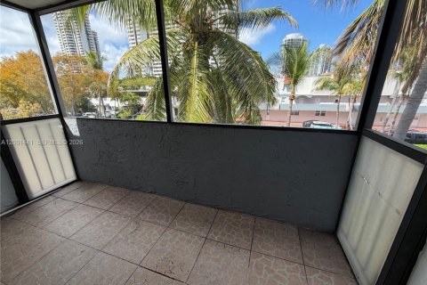 Condo in North Miami Beach, Florida, 2 bedrooms  № 2065640 - photo 17