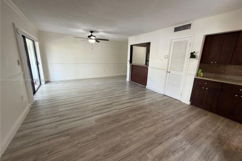 Condo in North Miami Beach, Florida, 2 bedrooms  № 2065640 - photo 11