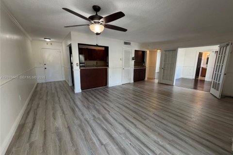 Condo in North Miami Beach, Florida, 2 bedrooms  № 2065640 - photo 6