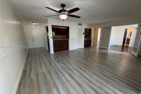 Condo in North Miami Beach, Florida, 2 bedrooms  № 2065640 - photo 18