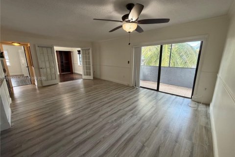 Condo in North Miami Beach, Florida, 2 bedrooms  № 2065640 - photo 4