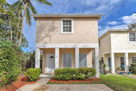 Casa en venta en Miami, Florida, 3 dormitorios, 137.5 m2 № 2152874 - foto 1