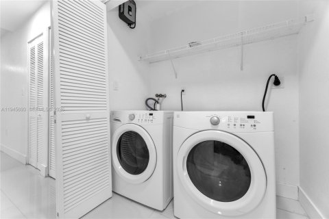 Casa en venta en Miami, Florida, 3 dormitorios, 137.5 m2 № 2152874 - foto 4