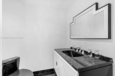 Condo in Miami, Florida, 2 bedrooms  № 2082106 - photo 17