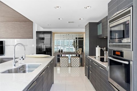 Condo in Miami, Florida, 2 bedrooms  № 2082106 - photo 9