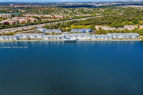 Condominio en Miami, Florida, 1 dormitorio  № 2091023