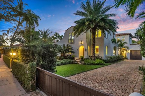 Дом в Корал-Гейблс, Флорида 5 спален, 472.87м2 № 1997615