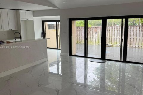 Снять в аренду виллу или дом в Майами, Флорида 3 спальни, 118.54м2, № 2006023 - фото 2