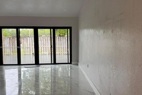 Снять в аренду виллу или дом в Майами, Флорида 3 спальни, 118.54м2, № 2006023 - фото 4